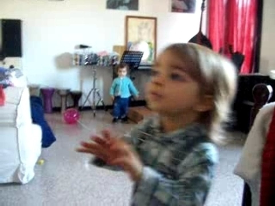 Tom chante petit papa noel100_0842