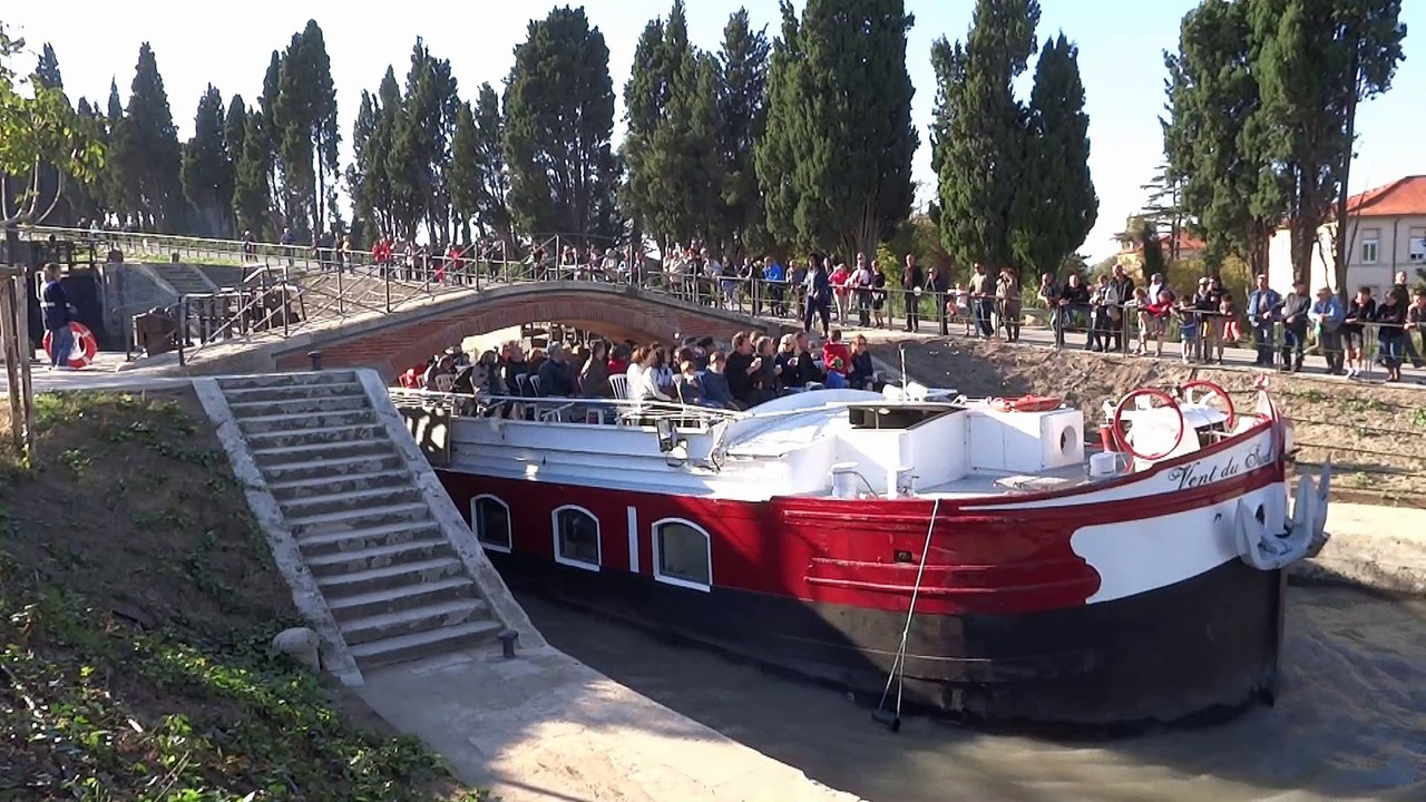 Passage d'une péniche aux neuf écluses de Fonseranes à Béziers