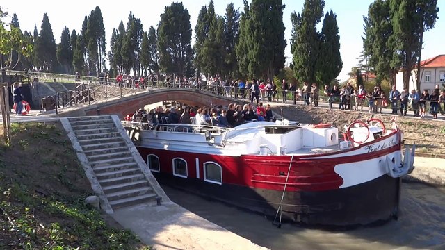 Passage d'une péniche aux neuf écluses de Fonseranes à Béziers
