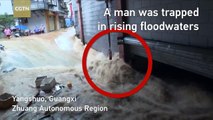 Man narrowly escapes rising floodwaters in south China