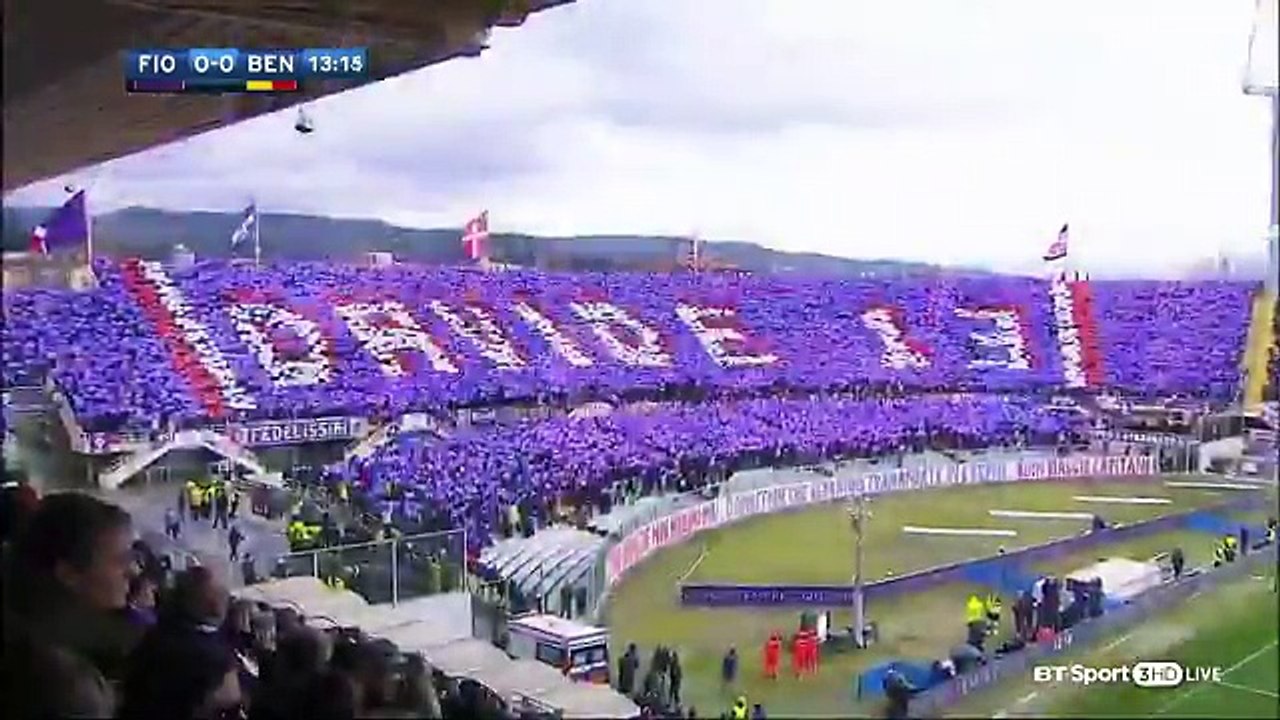 E ao minuto 13 parou-se de jogar para aplaudir David Astori