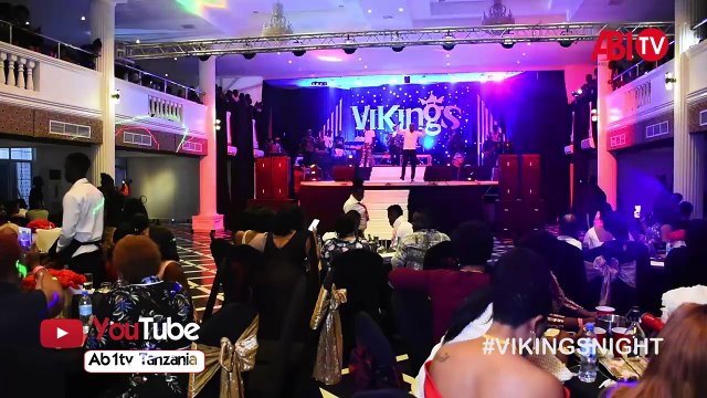 PAPII KOCHA AMKAMATIA KIMAHABA WOLPER KATIKA LIVE PERFOMANCE YA WIMBO WA SEYA
