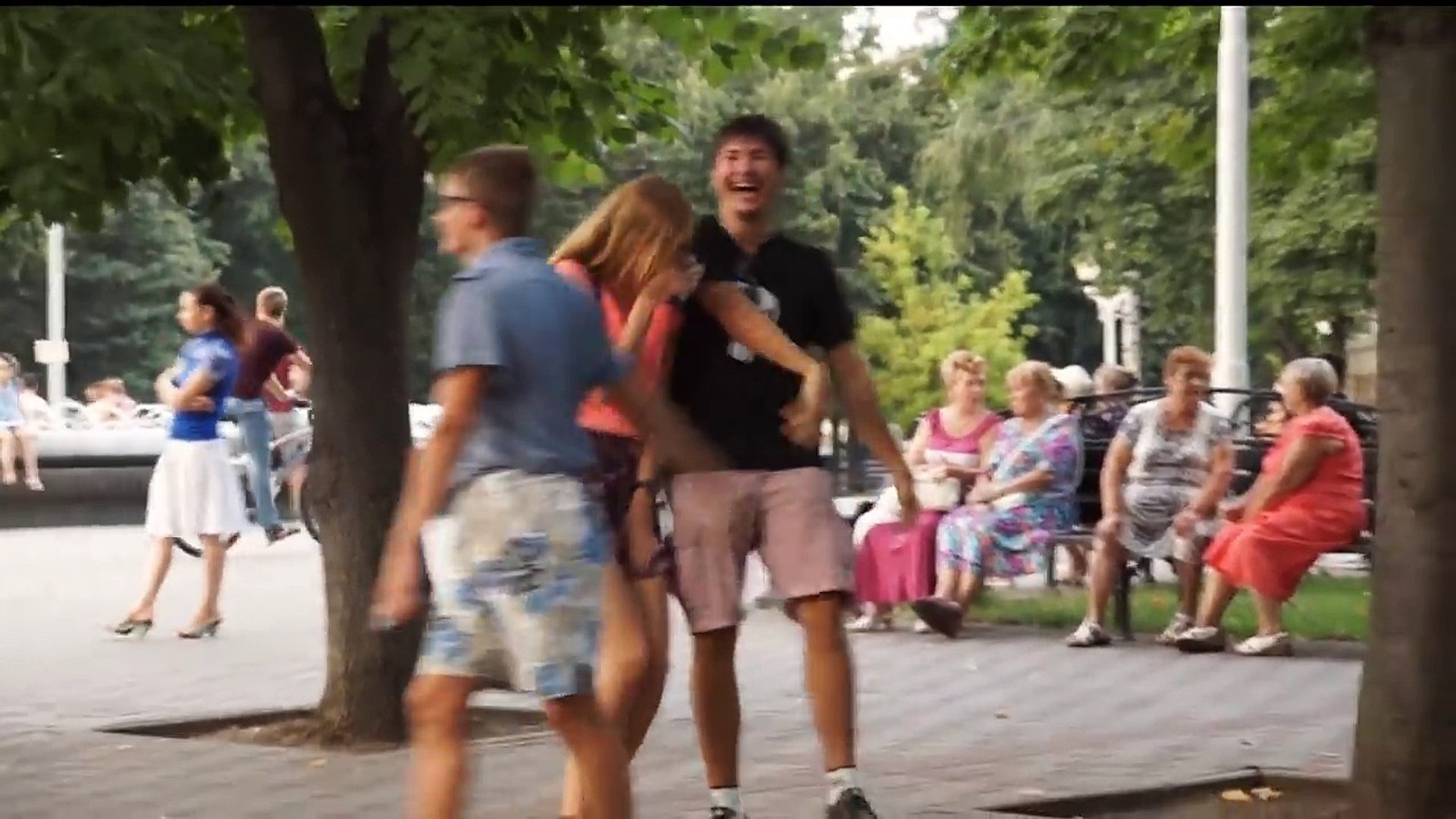 ⁣Crazy man attack prank. Сумасшедший атакует ! (StreetFun:D)