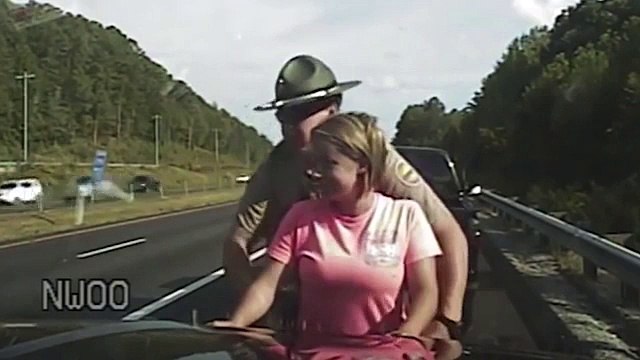 Polici që i fut duart gruas në autostradë