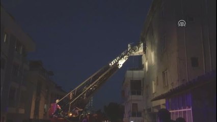 Ataşehir'de Apartmanda Çıkan Yangın- İtfaiye Ekipleri Bir Kişiyi Kurtardı