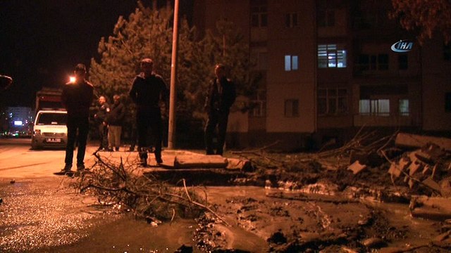 Su borusu patladı, 13 yaşındaki çocuk bisikletiyle çukura düştü