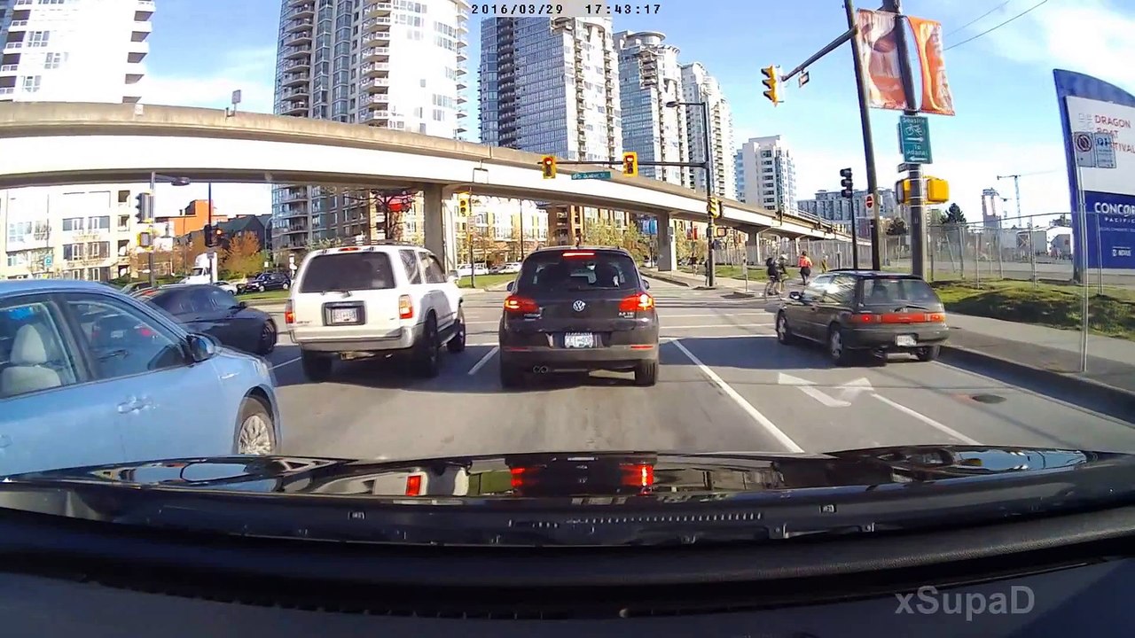 Ce chauffard double tout le monde mais le karma va le rattraper... POLICE!!!!