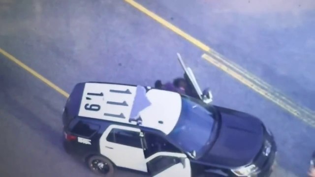 Cette femme poursuivie par la police va tenter le tout pour le tout... regardez