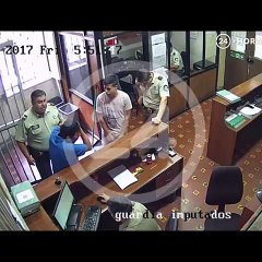 Agresion de Carabineros a 2 personas en la Primera Comisaria de Santiago