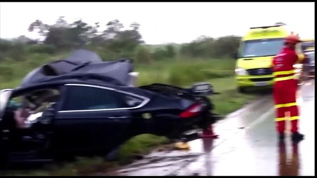 Duas pessoas morrem e uma fica ferida em acidente entre carro e carreta na BR 101, em Anchieta