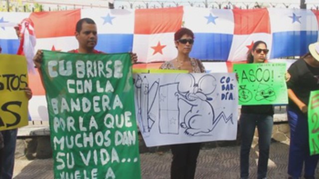 Panameños protestan frente al Parlamento contra la corrupción