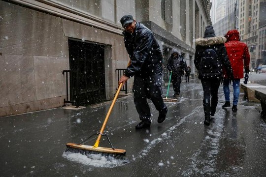 Winter storm blows into Northeast