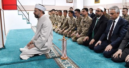 Diyanet İşleri Başkanı, Hakkari'de JÖH Tabur Komutanlığında Askerlere Namaz Kıldırdı