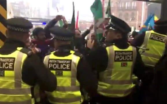 PYD/PKK Sempatizanları Londra ve Manchester'da Tren İstasyonlarını İşgal Etti