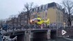 Urgences : un hélicoptère se pose sur un pont à Amsterdam au-dessus des canaux gelés