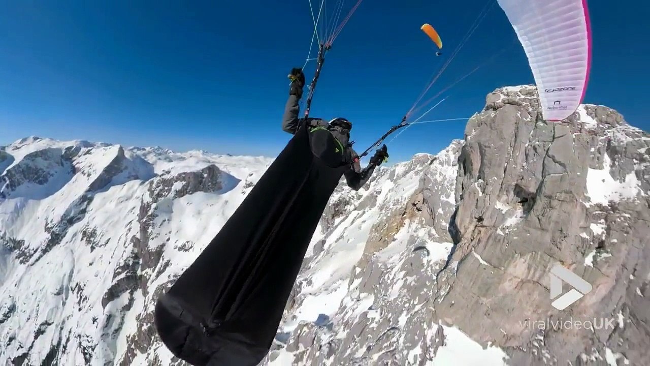 Parapente au-dessus des montagnes enneigées !