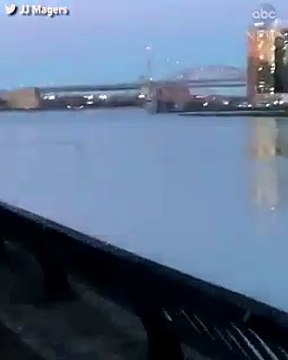 Les images dramatiques du crash d'un hélicoptère cette nuit dans l’East River à New York: Cinq morts