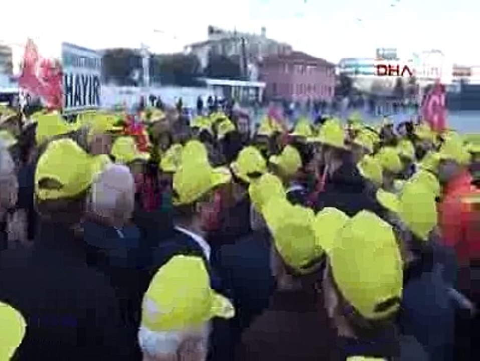 TAKSİCİLERDEN ADLİYE ÖNÜNDE UBER EYLEMİ