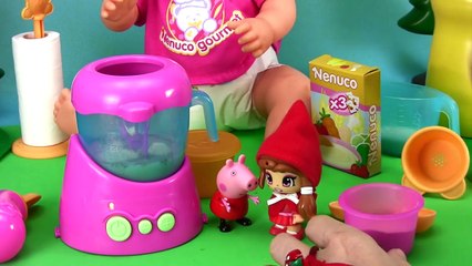 HADA DE FRESA CON PEPPA PIG PREPARAN LA COMIDA AL BEBE NENUCO Y CAPERUCITA PINYPON LES AYUDA!