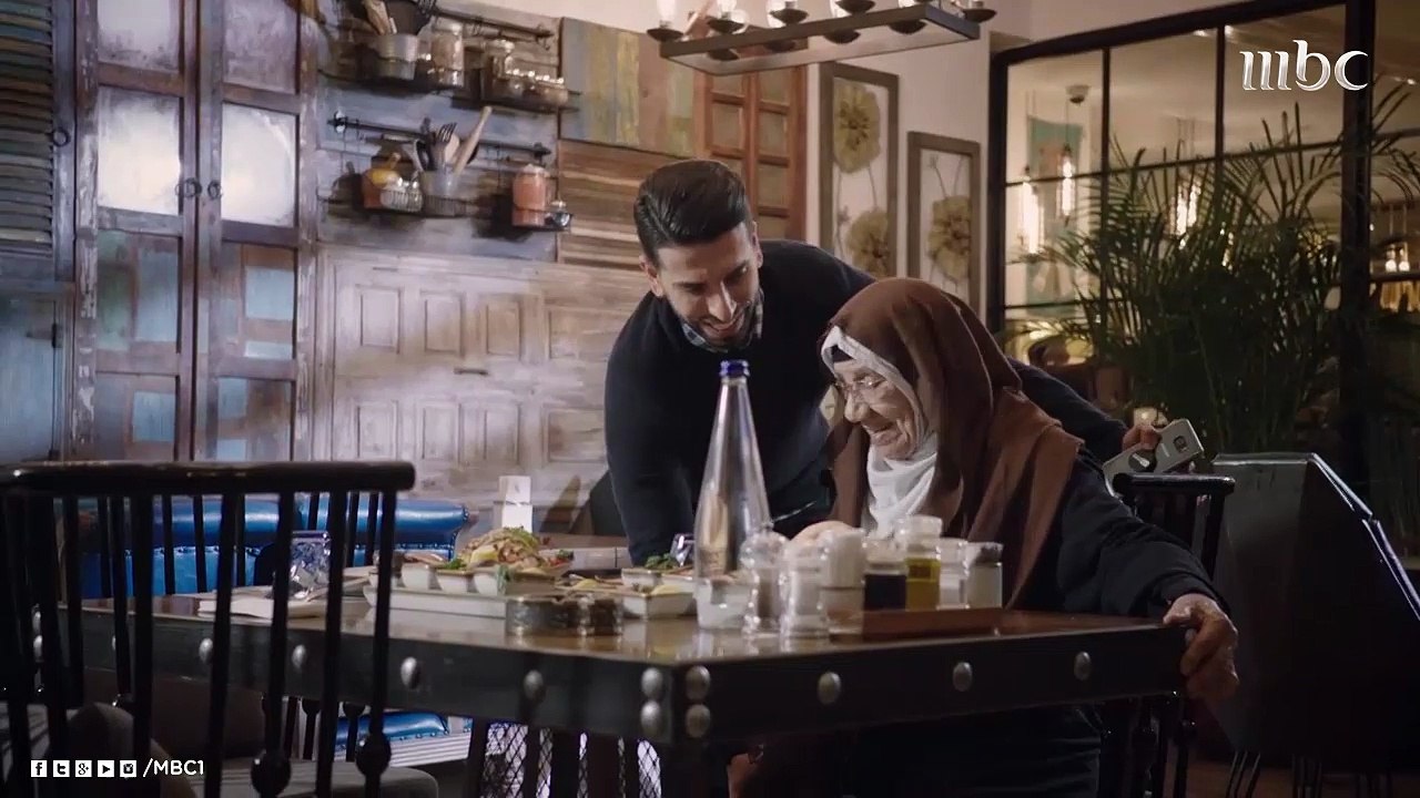 مهند يتناول الغداء مع السيدة خديجة في مطعم فاخر بدبي