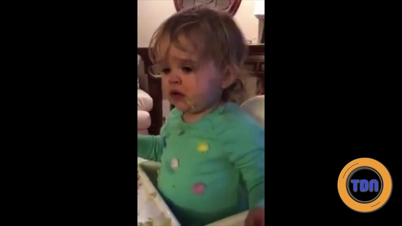 Une petite fille goûte du wasabi pour la première fois