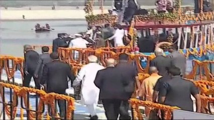 - Emmanuel Macron ile Narendra Modi tekne turunda