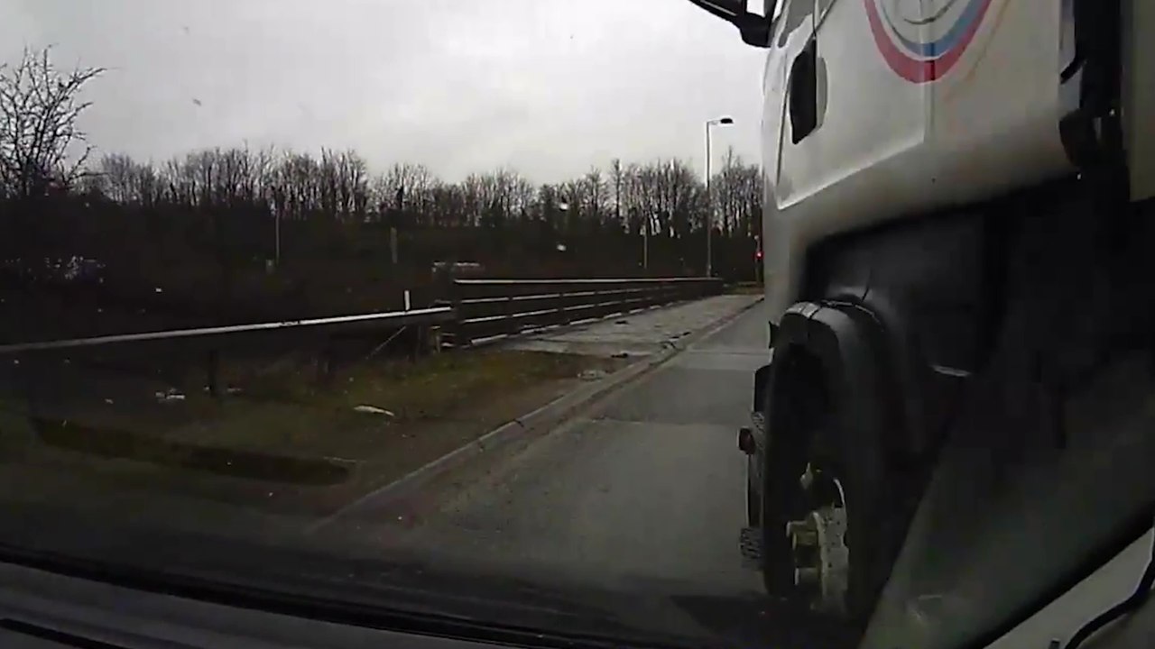 Un camion se rabat sur une voiture et lui explose toute son aile droite