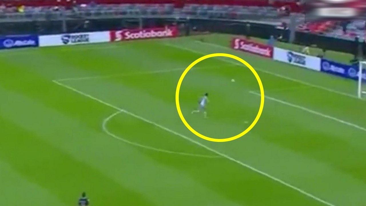 Un gardien de foot réussit l'impossible après s'être fait lober