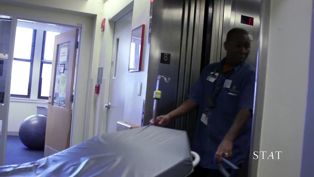 NJEGOV JE POSAO DA VODI PACIJENTE DO SOBE: Snimak kamere otkrio šta ovaj bolničar zapravo radi