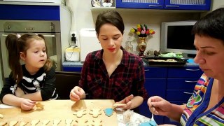 Лизка готовит новогодние печеньки / Готовим всей семьей / Christmas cookies