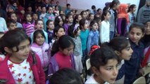 Ahıska Türkü çocuklar İstiklal Marşı'nı güzel okumak için yarıştı