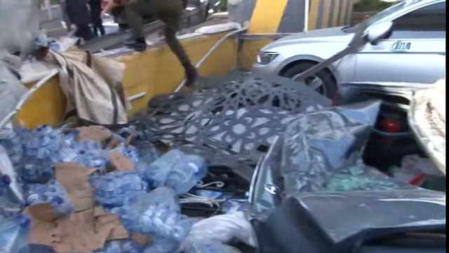 Esenler'de Su Dolu Minibüs, Otoparktaki Araçların Üzerine Devrildi