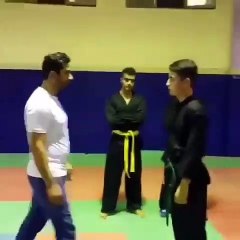 Un professeur d’arts martiaux montre la technique pour mettre quelqu’un KO en 1 seconde