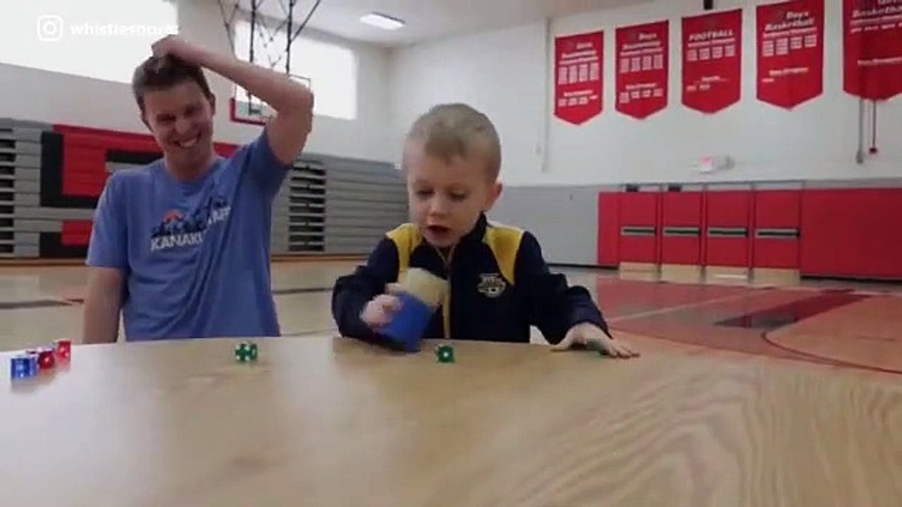 Cet enfant de talent maîtrise les dès d'une façon complètement incroyable !