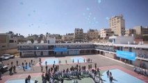 Cientos de niños refugiados palestinos lanzan globos reclamando apoyo a UNRWA