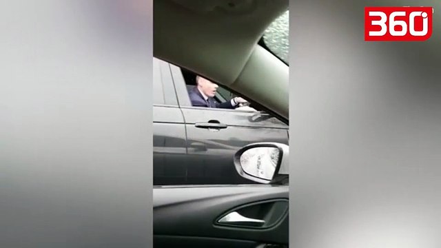 Pamje shokuese/ Futbollisti i famshëm pështyn nga makina fansin që po e përshëndeste (360video)