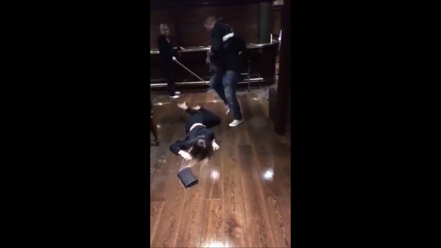 Complètement bourré il tente de porter une fille... Fail douloureux pour elle