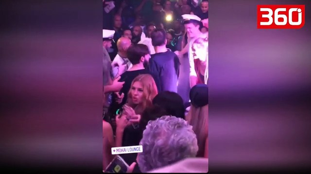 Hyn në një klub nate e veshur me bikini dhe hipur sipër një kali, ajo që ndodh më pas i lë të gjithë pa fjalë (360video)