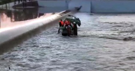 Bursa'da Parktaki Gondol Devrildi, Suya Düşen 5 Kişi İtfaiye Tarafından Kurtarıldı