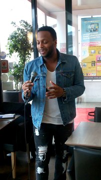 Houcine de la Star Académy répète avant la soirée des années 2000 qui se déroule ce samedi au palais des congrès de Vittel avec Eve Angeli et les L5.