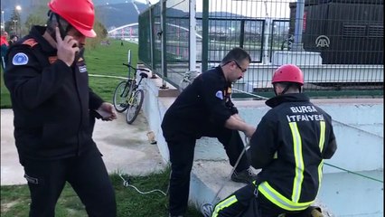 Nilüfer deresinde sandalla gezen 5 kişi mahsur kaldı (1) - BURSA