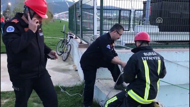 Nilüfer deresinde sandalla gezen 5 kişi mahsur kaldı (1) - BURSA