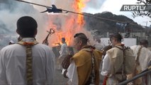 Monjes budistas caminan descalzos sobre ascuas ardiendo