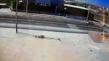 Refüje çarpan otomobil böyle takla attı