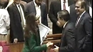 Watch How Senator Sherry Rehman Congratulates Saleem Mandviwala?