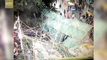 Footage: Crowd lift collapsed scaffolding to save trapped workers