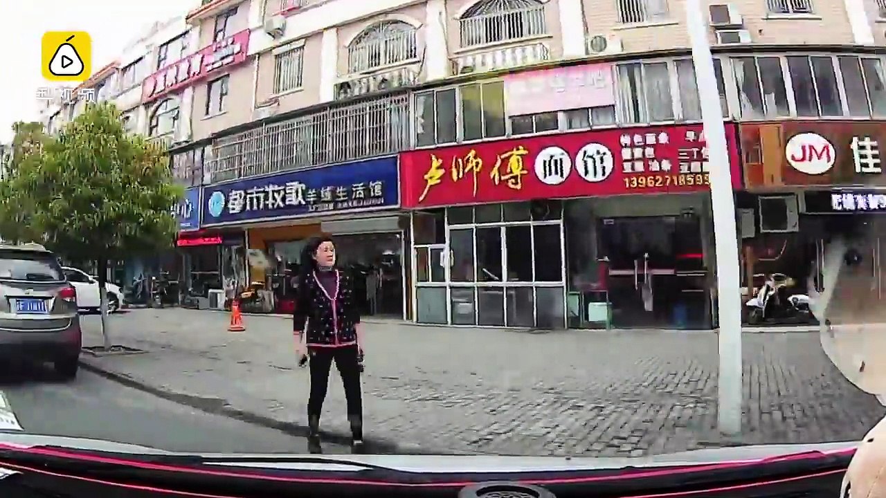 Automobilistes vs Chauffard en triporteur