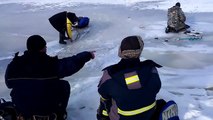 Pêcheurs vs Vague sous la glace