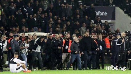 في سابقة لم تحدث من قبل.. الحكم ألغى هدف لفريقه فاقتحم الملعب بسلاحه!