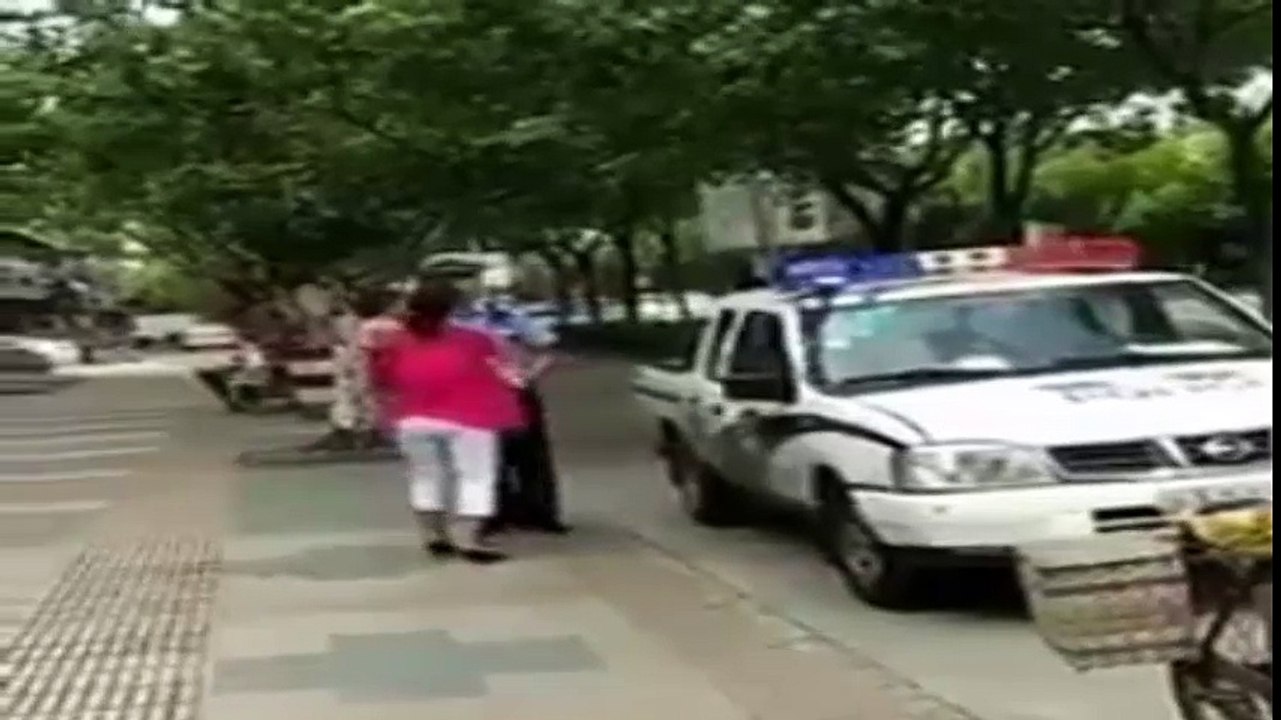 ¡¡¡ESCANDALOSA!!! Actuación de la policía china con una mujer y su hijo